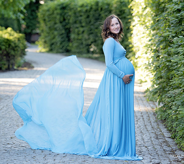 Plenerowa sesja ciążowa. Piękne suknie do wyboru.