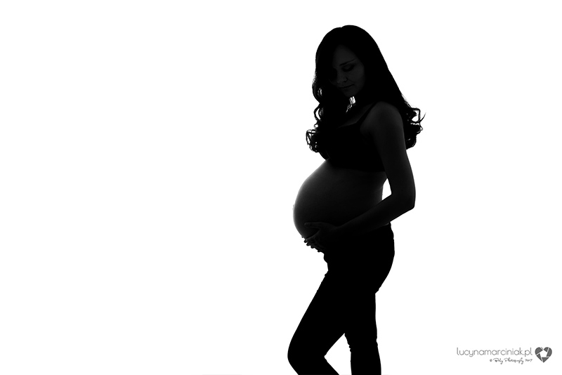 Sesja ciążowa czarno biała. Zdjęcia kontrastowe.