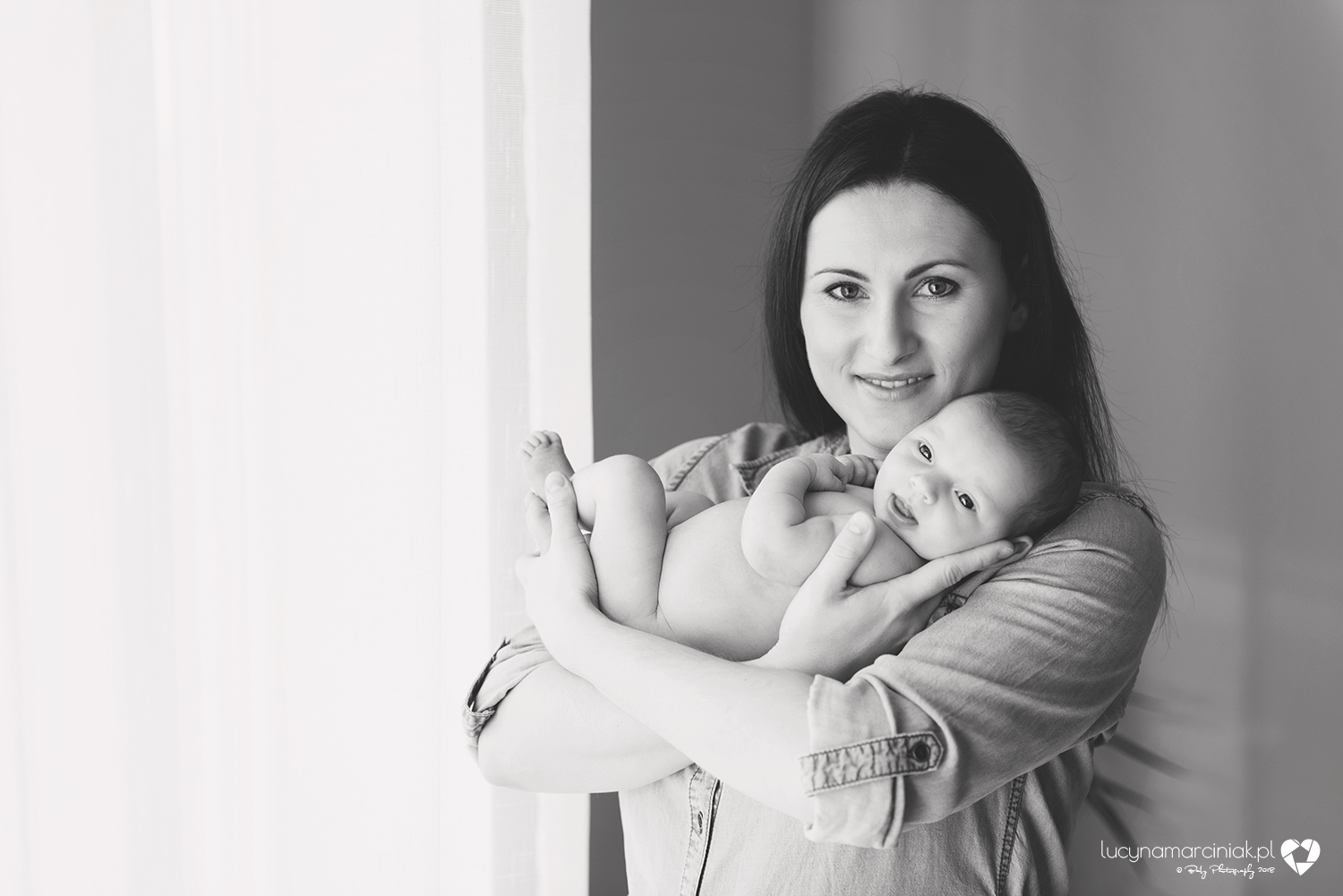 Fotografia noworodkowa, dziecięca i ciążowa. Sesje brzuszkowe i rodzinne zarówno w studio jak i w plenerze.